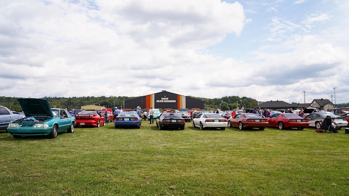 Un rassemblement de voitures anciennes et sportives.