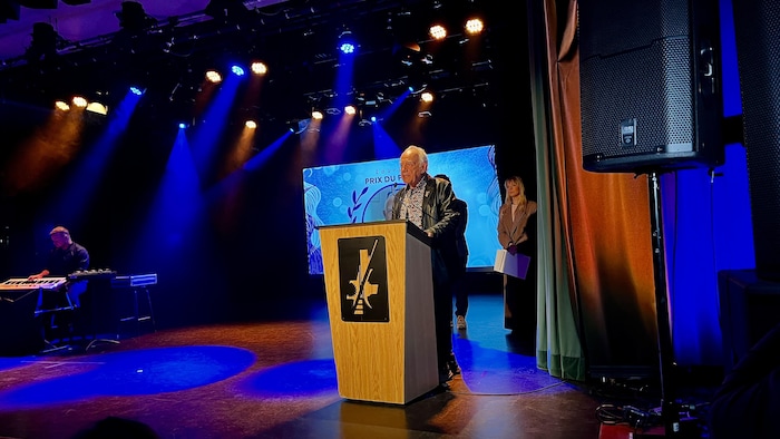 Réal Couture livre son discours de remerciement sur la scène de la Salle Félix-Leclerc.