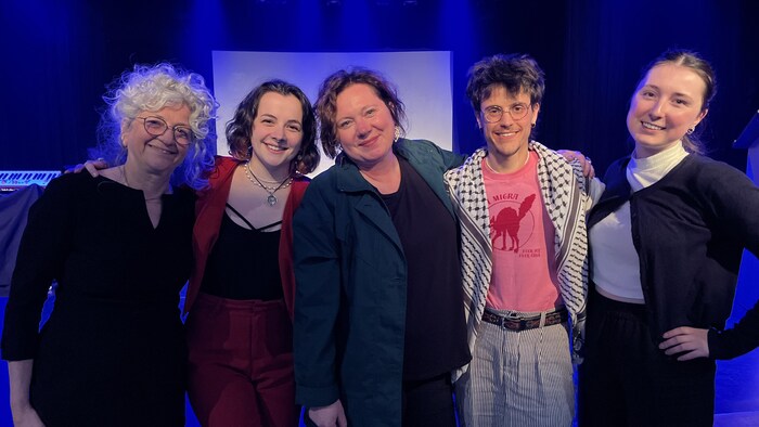 Madeleine Perron, Jeanne Perrin, Rosalie Chartier-Lacombe, Luca Mancone et Laurence Beaudoin posent bras dessus, bras dessous, à la Salle Félix-Leclerc.