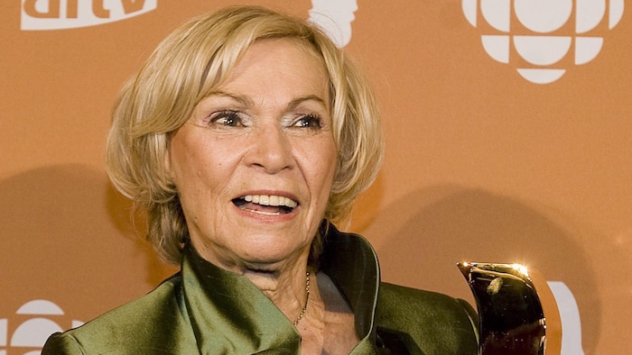 Monique Mercure tient son prix dans ses mains.