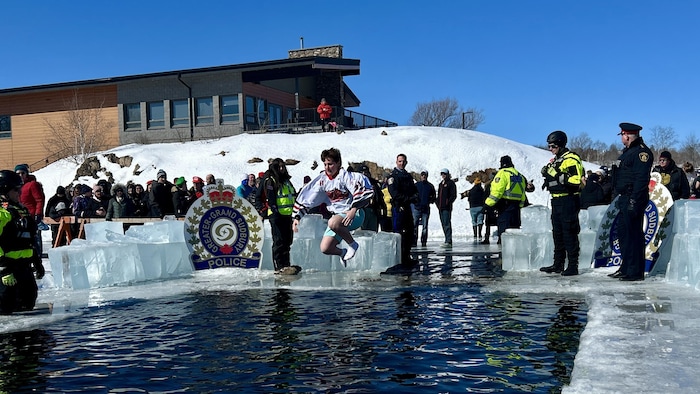 Un jeune qui saute dans le lac. 