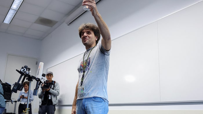 Karl Deisseroth lève son verre.