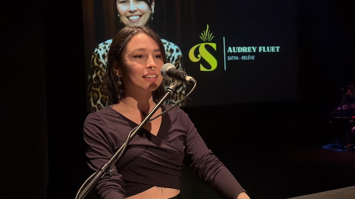 Audrey Fluet parle au micro des Satya, au Théâtre des Eskers.