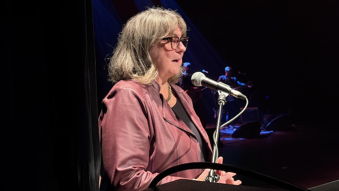 Guylaine Magny accepte un Satya au Théâtre des Eskers.