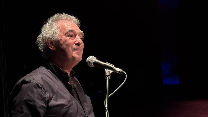 Pierre Labrèche lors de son discours de remerciements sur la scène du Théâtre des Eskers.