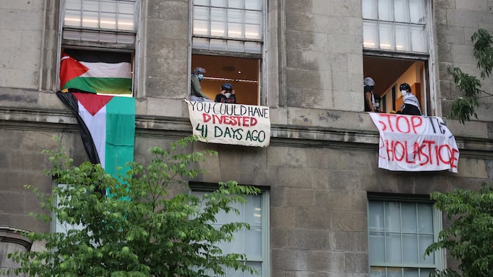 متظاهرون داعمون للفلسطينيين داخل مبنى جيمس في جامعة ماكغيل في 6 حزيران (يونيو) 2024 قبل تدخل شرطة مونتريال التي أخرجتهم منه.