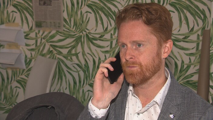 Un candidat aux élections fédérales au téléphone avec une électrice.