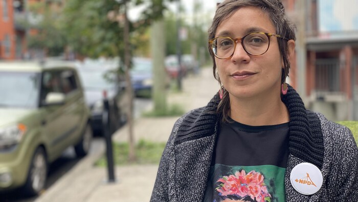 Une candidate aux élections fédérales posant dans une rue de Montréal.