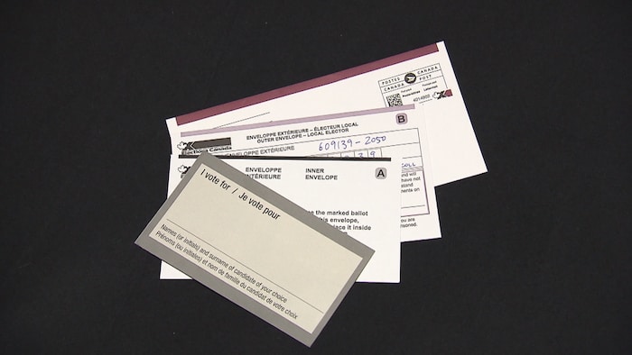 Quatre documents étalés en éventail présentés sur un fond noir.