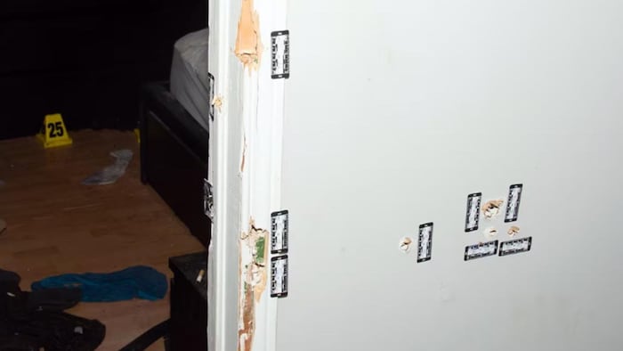 Des trous de balles dans un mur.