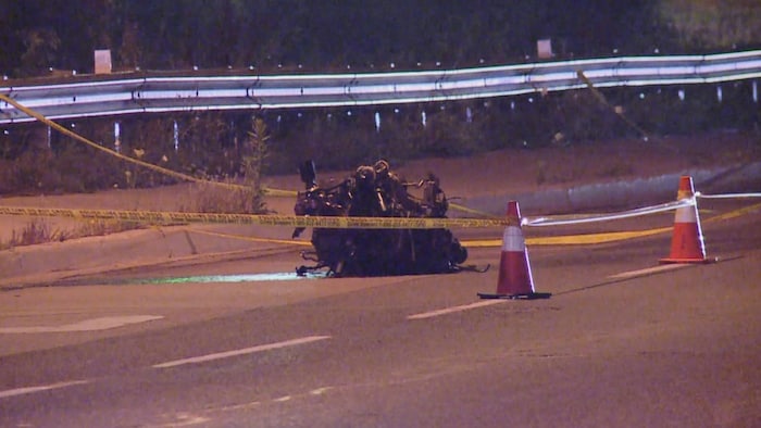 Des restes de voiture accidentée.
