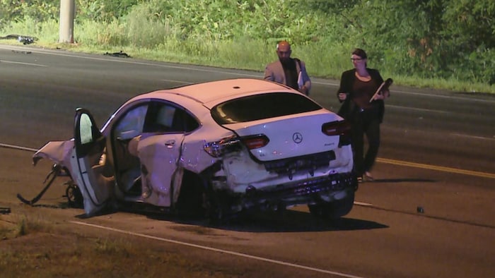Une Mercedes-Benz blanche sur la chaussée.