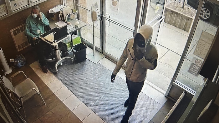 Ahmed Ibrahim filmé par une caméra de surveillance le 7 juillet 2023 à Toronto, peu avant la fusillade.