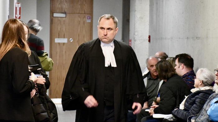 Un avocat marche dans les couloirs du palais de justice.