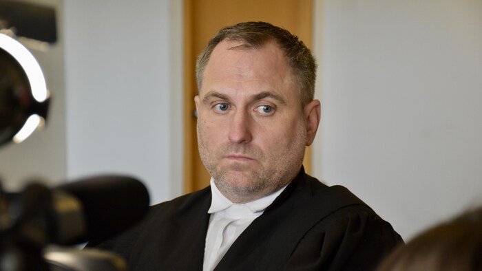Un avocat parle aux médias.