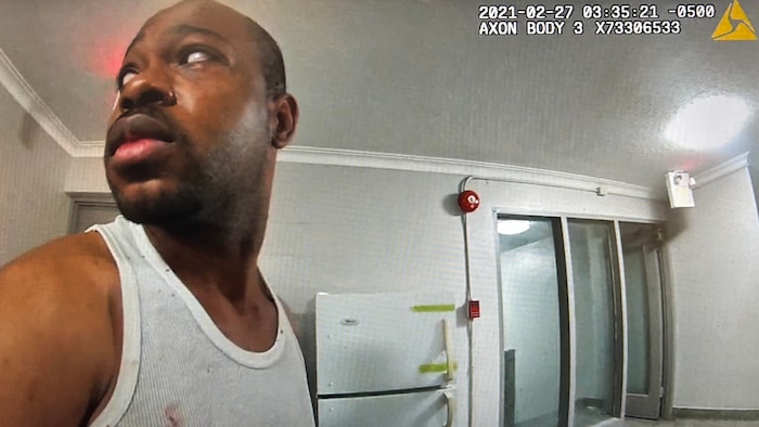 Leahain Malcolm vêtu d'une camisole tachée de sang.