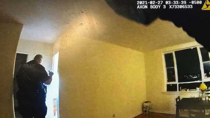 Un policier illumine avec une lampe de poche la chambre du couple.