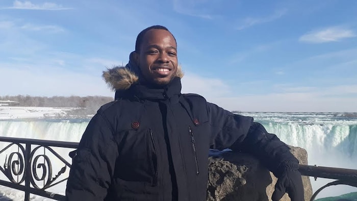 Photo de Leahain Malcolm devant les chutes du Niagara.