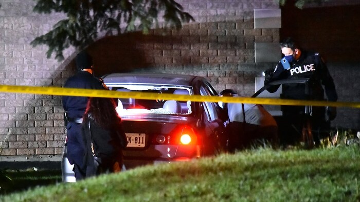 Une photo de la voiture de la victime avec le parebrise arrière en morceaux.