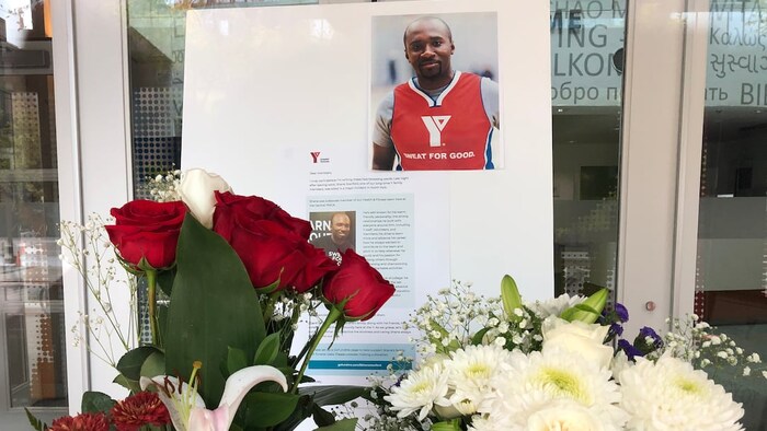 Un mémorial de fleurs avec la photo de Shane Stanford.