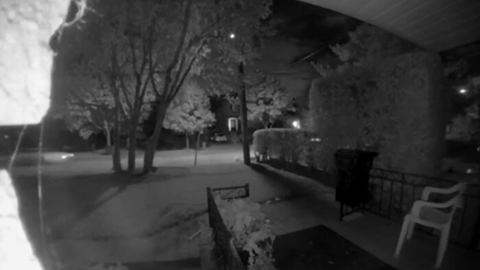 Une capture d’écran d’une vidéo de surveillance montrant une poursuite en voiture.