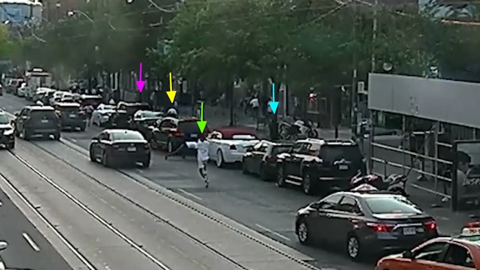 Une capture d'écran de la fusillade tirée de la vidéo provenant d'une autre caméra de surveillance.