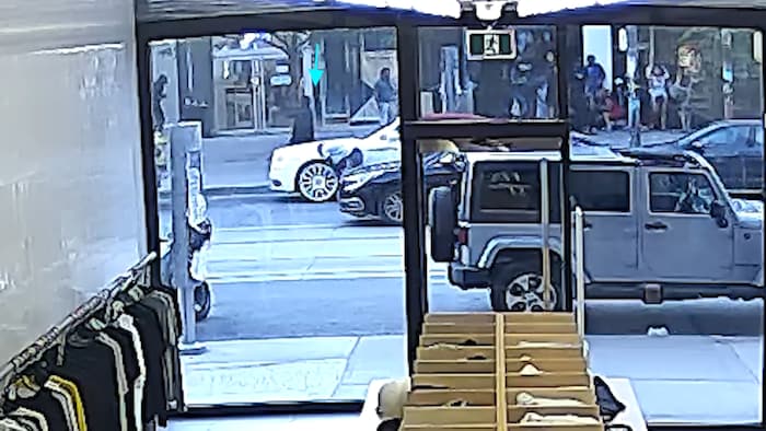 Une capture d'écran de la vidéo provenant d'une caméra de surveillance d'un magasin.