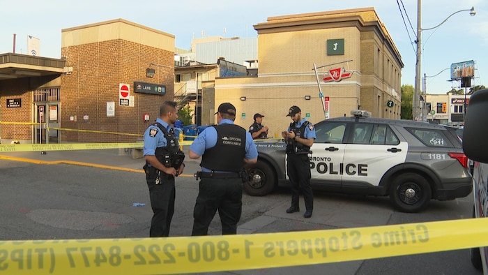Quatre policiers de Toronto devant ne scène de crime.