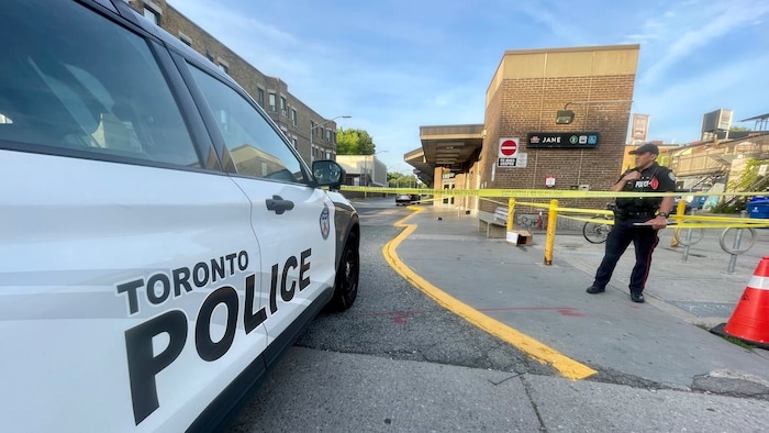 Une scène de crime devant une station de métro.