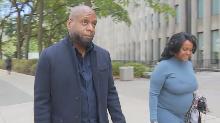 Neville Thompson et une femme marchant côté à côte.