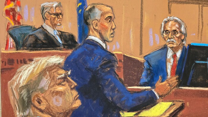 Illustration montrant le témoin David Pecker contre-interrogé par l'avocat Emil Bove, sous le regard du juge Juan Merchan et de Donald Trump.