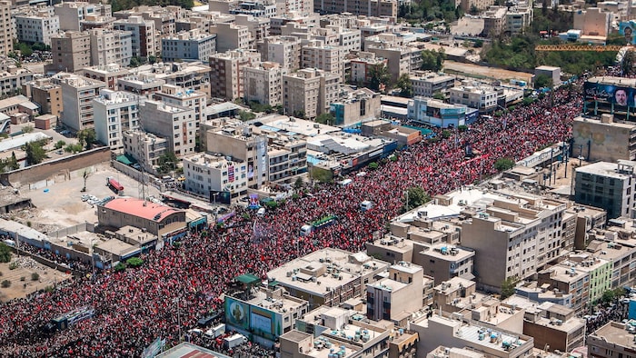 Ces images aériennes fournies par le Bureau du guide suprême montrent une mer de monde sur la principale artère menant à la place Azadi.