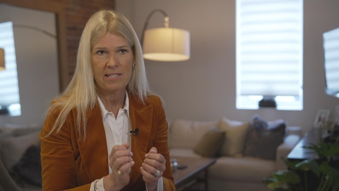 Claire Webster dans un salon.