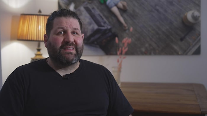 Éloi Desjardins dans un salon.