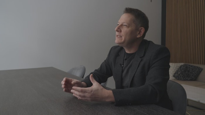 Guillaume Joseph dans un bureau.