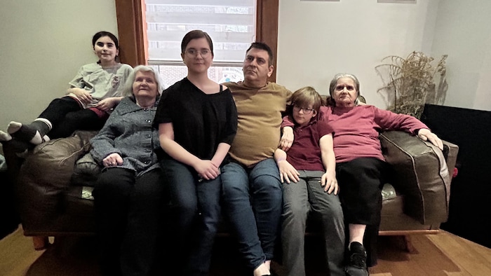 Six personnes sur un sofa.