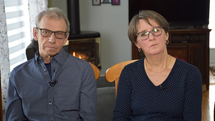 Un homme et une femme assis côte à côte.