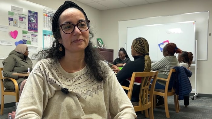 Sonia en entrevue dans les locaux de Pluri-elles durant un atelier d'écriture thérapeutique.