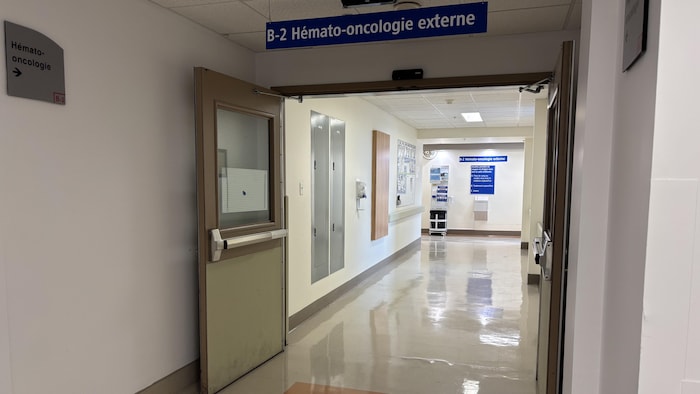 Un corridor d'hôpital.
