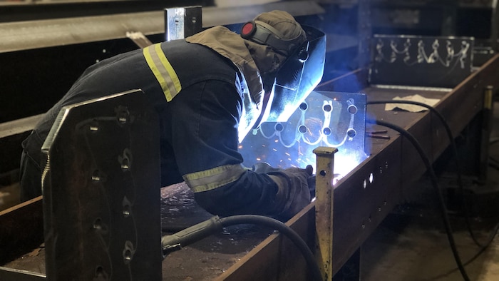 Un soudeur au travail.