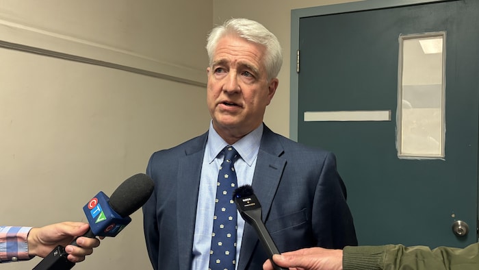 Le procureur interrogé à la sortie du tribunal