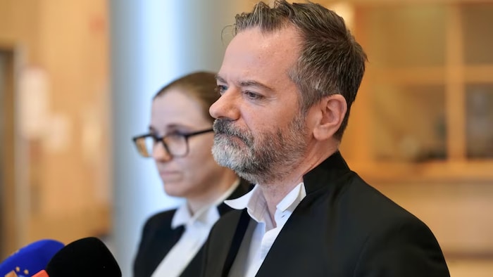 Les deux avocats côte à côte.