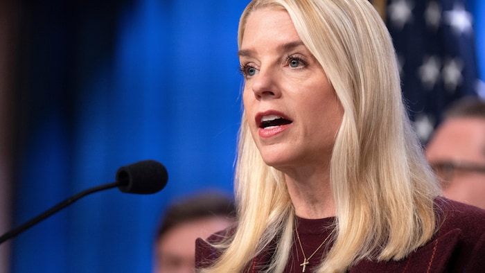 La procureure générale des États-Unis, Pam Bondi, parle dans un micro.