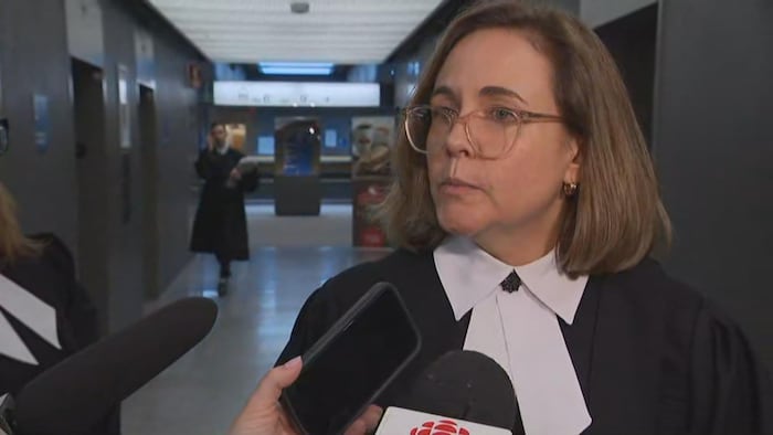 Delphine Mauger parle aux médias.