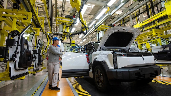  Des employés travaillent sur la ligne de production dans une usine de véhicules électriques (VE) de Chery à Wuhu, dans la province d'Anhui, en Chine.