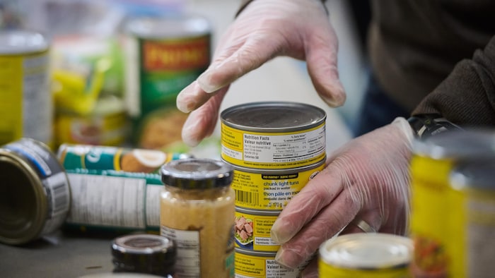 Un bénévole photographié dans une banque alimentaire à Toronto, le samedi 4 avril 2026. 