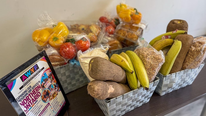 Paniers de produits alimentaires comprenant des plantains, des ignames, des haricots et d’autres denrées à la banque alimentaire de l’Afro Women and Youth Foundation, à Sudbury.