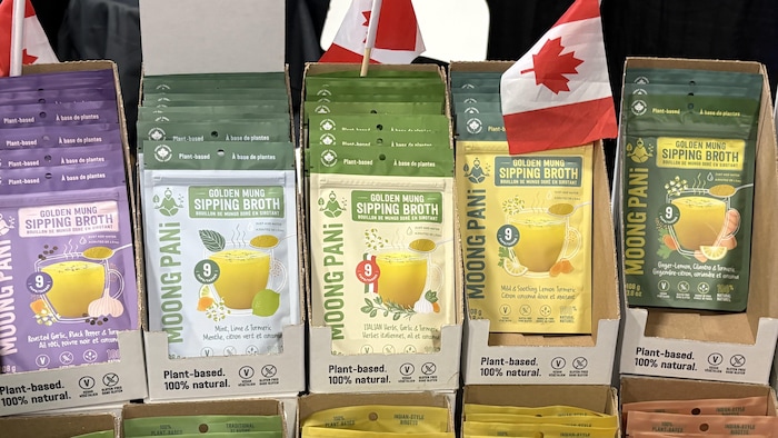 Produits emballés dans des paquets de différentes couleurs exposés dans un stand.