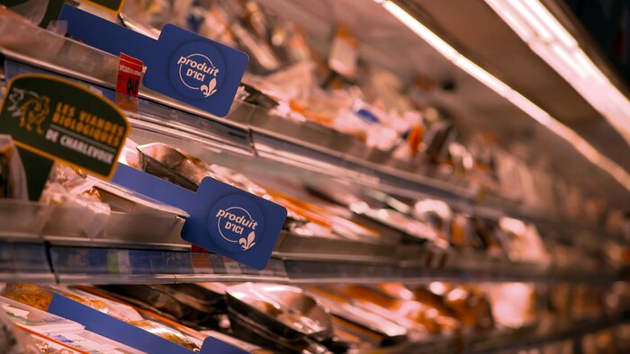 des comptoirs d'épicerie biens garnis