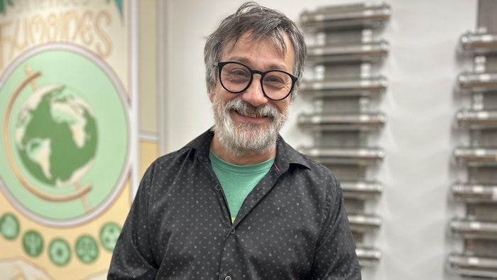 Pierre Turcotte pose dans un bureau.